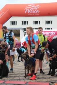 Zawodnki na rynku przed startem